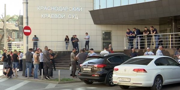 В Краснодаре прокурор края встретился с владельцами машин с армянскими номерами
