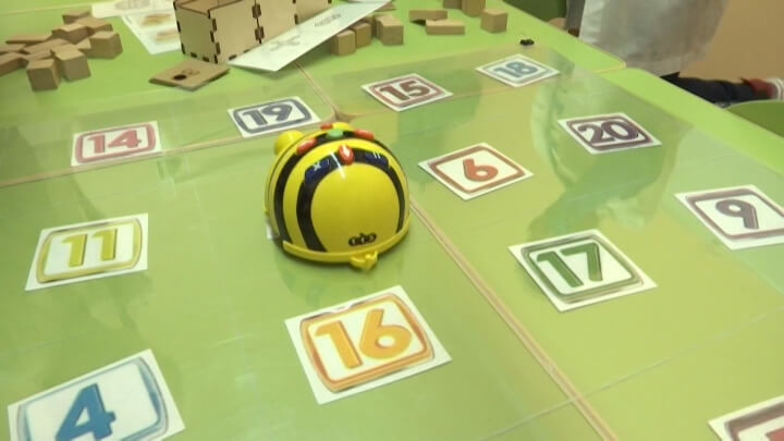 В Каневском районе робот-пчела учит детей общаться, считать и программировать