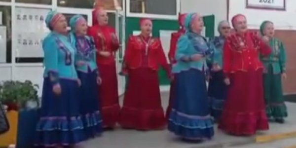 Жителей Кубани в Единый день голосования встречали на участках песнями