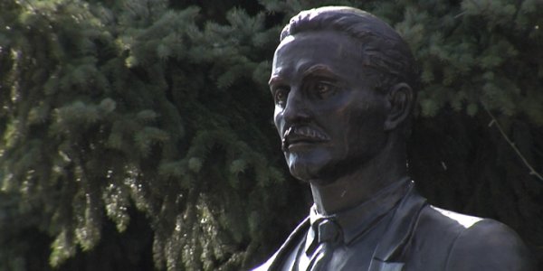 В Краснодаре возле КубГТУ установили памятник первому ректору Борису Розингу