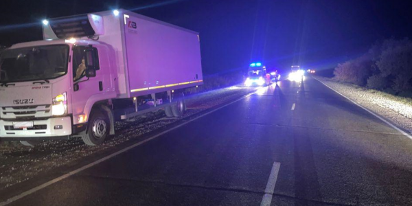 На Кубани грузовик в темноте насмерть сбил мужчину, который шел по дороге