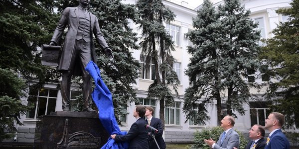 В центре Краснодара открыли памятник изобретателю телевидения Борису Розингу