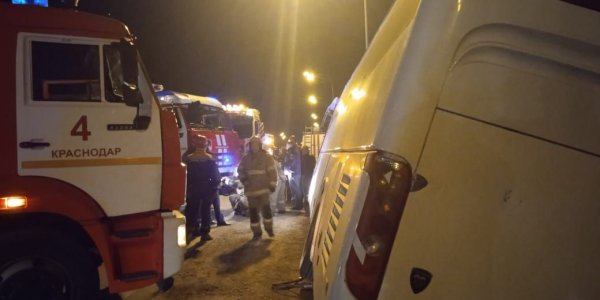 В Краснодаре объезжавший пробку автобус с пассажирами накренился у обочины