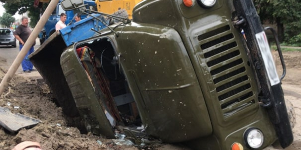 В Усть-Лабинске грузовик провалился под размытый дождями асфальт