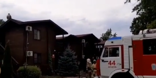В Анапе во время пожара из сауны эвакуировали пять человек