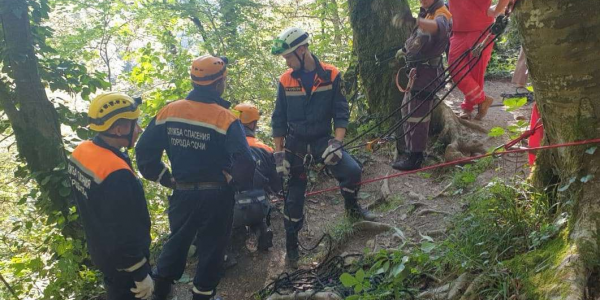 В Сочи спасатели эвакуировали туриста, сломавшего плечо при падении со скалы