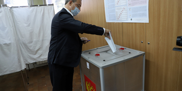 Председатель ЗСК Юрий Бурлачко проголосовал на выборах депутатов Госдумы РФ