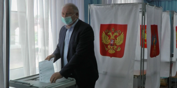 Советник главы края Анатолий Вороновский проголосовал на выборах в Усть-Лабинске