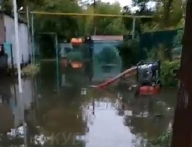 В старом центре Краснодара ливень затопил дворы, вода зашла в дома. Видео