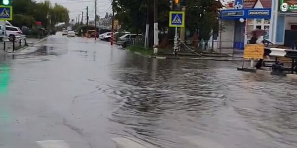 На Кубани с подтопленных из-за дождей территорий сошла вода