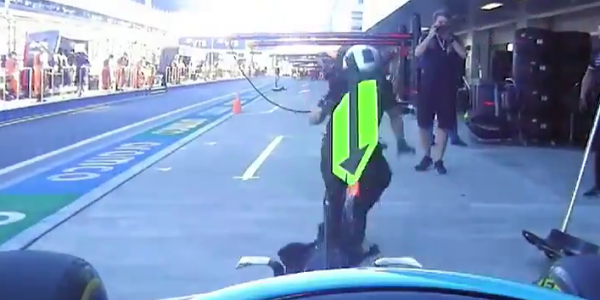 В Сочи на «Формуле-1» пилот Mercedes Хэмилтон сбил с ног механика