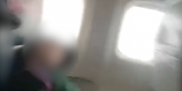 В сети появилось видео попадания молнии в самолет, заходивший на посадку в Сочи