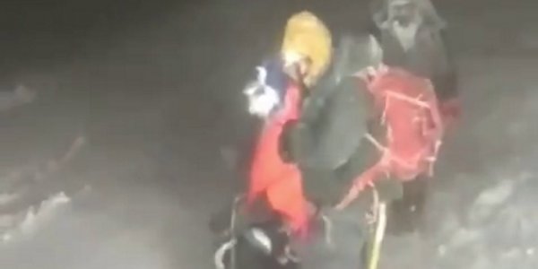 Двое альпинистов из Новороссийска, участвовавших в экспедиции на Эльбрус, выжили