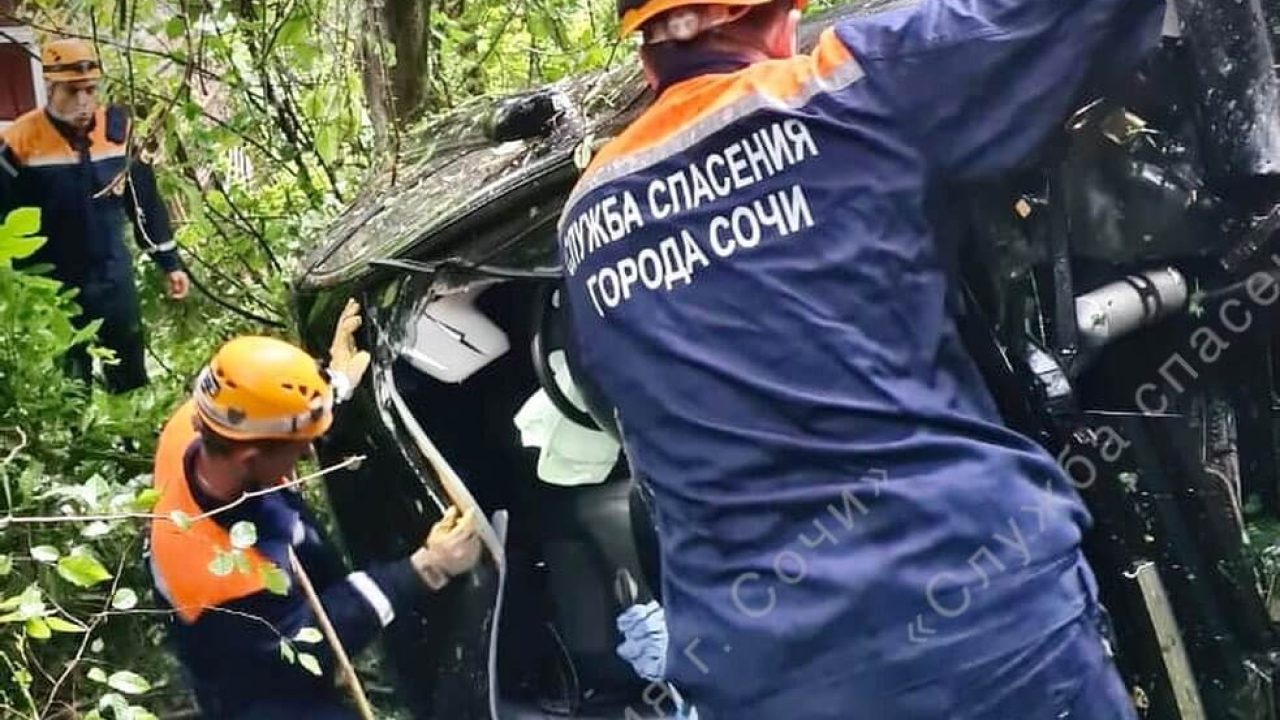 В Сочи пассажирке упавшей с обрыва машины потребовалась помощь спасателей -  16 сентября, 2021 Все новости, Происшествия «Кубань 24»