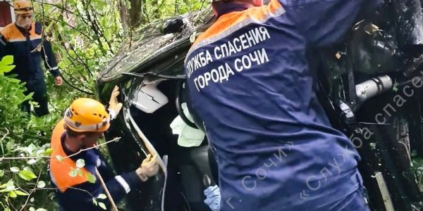 В Сочи пассажирке упавшей с обрыва машины потребовалась помощь спасателей