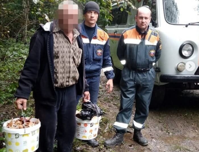 В Мостовском районе за один день в лесу заблудились три человека