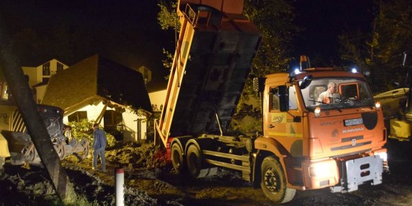 В Сочи за ночь восстановили дорогу к коттеджному поселку, где сошел оползень