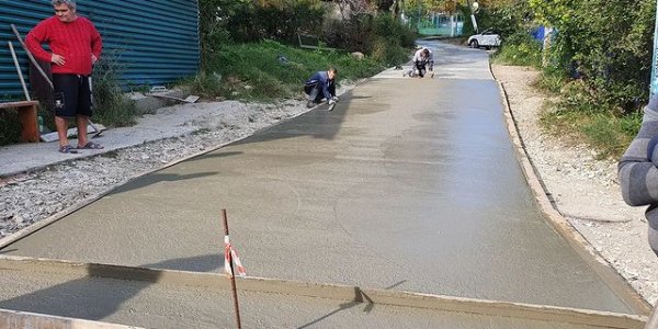 Размытые после подтоплений дороги в Джубге бетонируют методом «народной стройки»