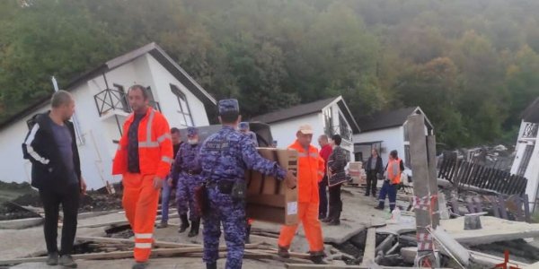 Патрули Росгвардии взяли под круглосуточную охрану зону оползня в Сочи