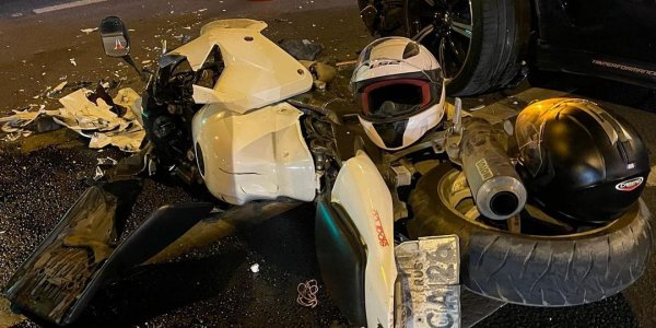 В Краснодаре мотоциклист без прав проехал на красный свет и устроил ДТП