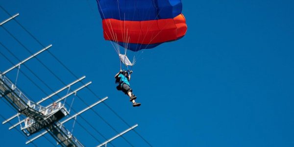 В Сочи 28 парашютистов одновременно прыгнули с моста и установили мировой рекорд