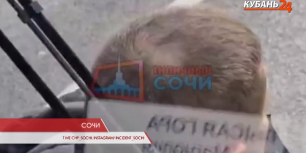 В Сочи мужчина перекрыл собой проезд автобусу