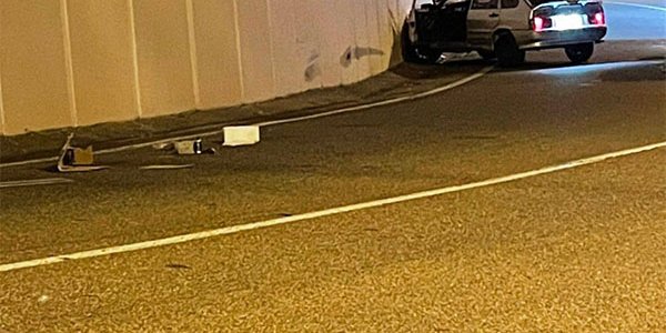В Сочи водитель ВАЗа сбил женщину и влетел в ограждение, пытаясь скрыться