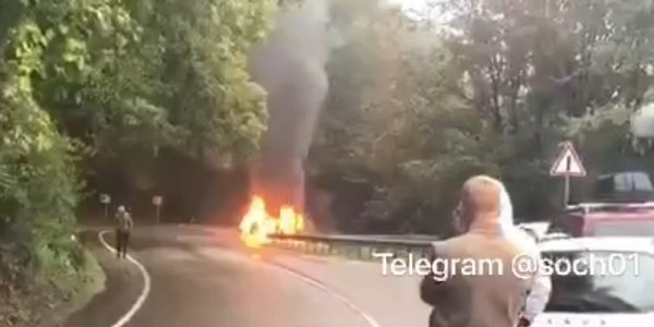 На трассе в Сочи после ДТП сгорел автомобиль
