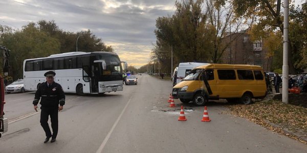 Рейсовый автобус «Волгодонск — Геленджик» врезался в «Газель» с пассажирами