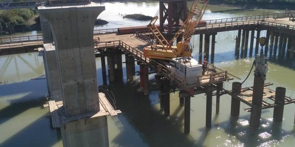 На новом Яблоновском мосту начали устанавливать пролетные строения над водой