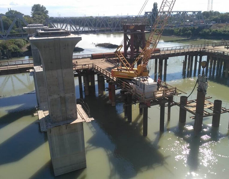 На новом Яблоновском мосту начали устанавливать пролетные строения над водой