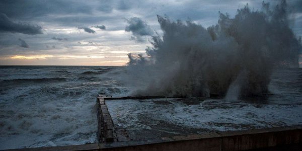 Из-за шторма приостановили движение маломерных судов в порту Сочи