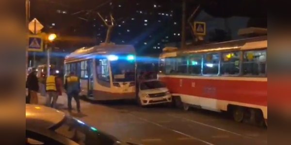 В Краснодаре два трамвая зажали автомобиль такси