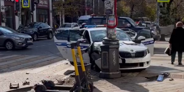 Служебный автомобиль ДПС попал в аварию в центре Краснодара