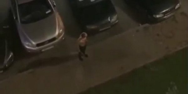В Краснодаре полиция ищет мужчину, который бегал с топором возле многоэтажки