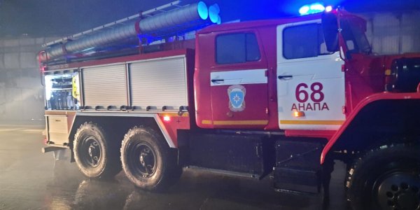 В Анапе на площади 600 кв. метров потушили пожар на складе