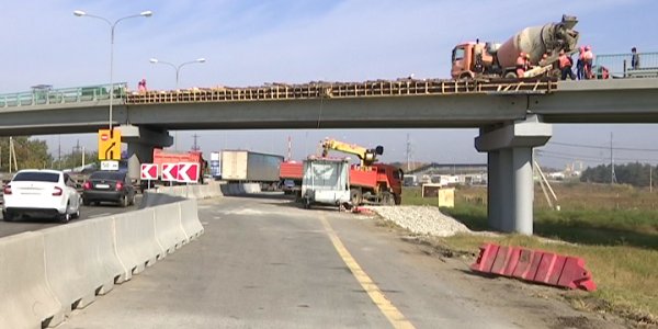 На дорожной развязке в районе Тлюстенхабля рабочие формируют пешеходную дорожку