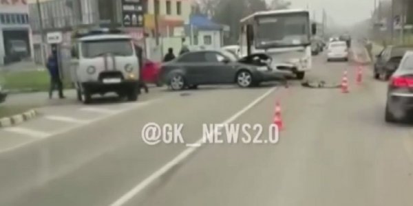 В Горячем Ключе иномарка влетела в автобус, пострадали женщина и ребенок