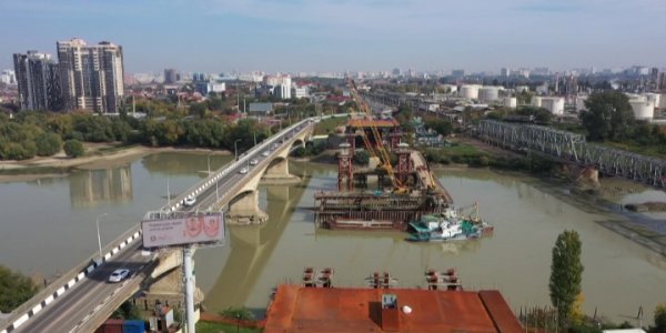 Строительство Яблоновского моста: рабочие возводят седьмую опору в русле Кубани