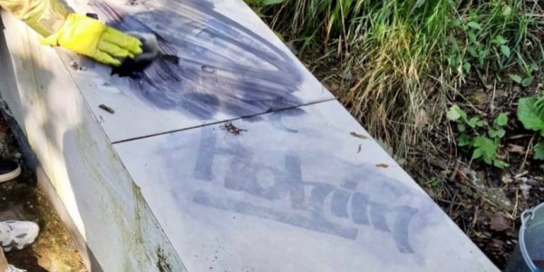 В Сочи вандалы разрисовали ограждение у памятника военному летчику