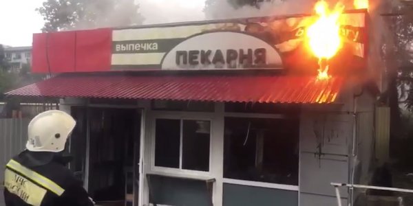 В Дагомысе потушили пожар в пекарне