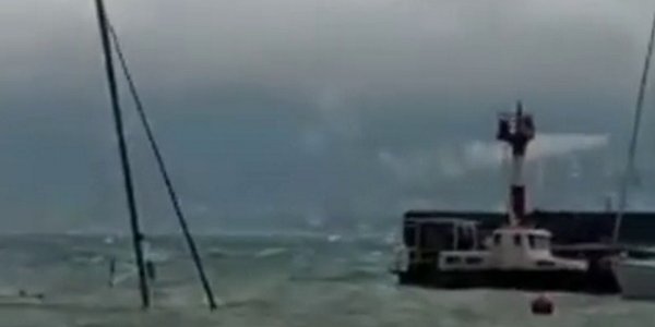 В Новороссийске во время норд-оста утонула яхта. Видео
