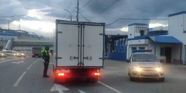 На трассе между Геленджиком и Новороссийском ограничили движение грузовиков