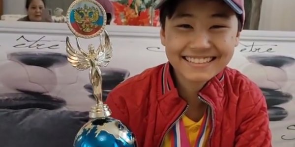 Школьник из Казахстана стал лучшим мастером маникюра на арт-олимпиаде в Сочи
