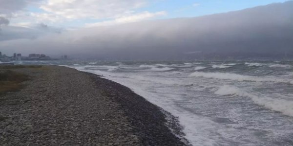 В Новороссийске во время шторма сузилась Суджукская коса