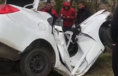 Под Анапой молодой водитель влетел в дерево, иномарку согнуло пополам