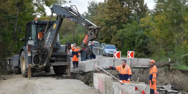 Власти Апшеронского района назвали некритичной ситуацию с обвалом дороги в хутор