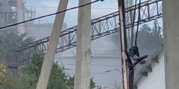Жители пригорода Новороссийска пожаловались на выбросы цементной пыли с завода