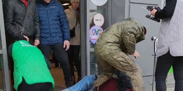 В Краснодаре мужчина ударил ногой в живот продавца супермаркета