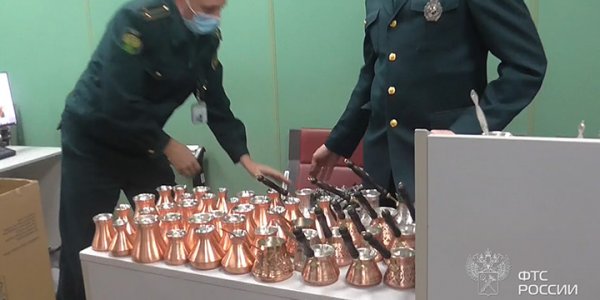 В аэропорту Краснодара таможенники пресекли контрабанду 20 кг турок и платков